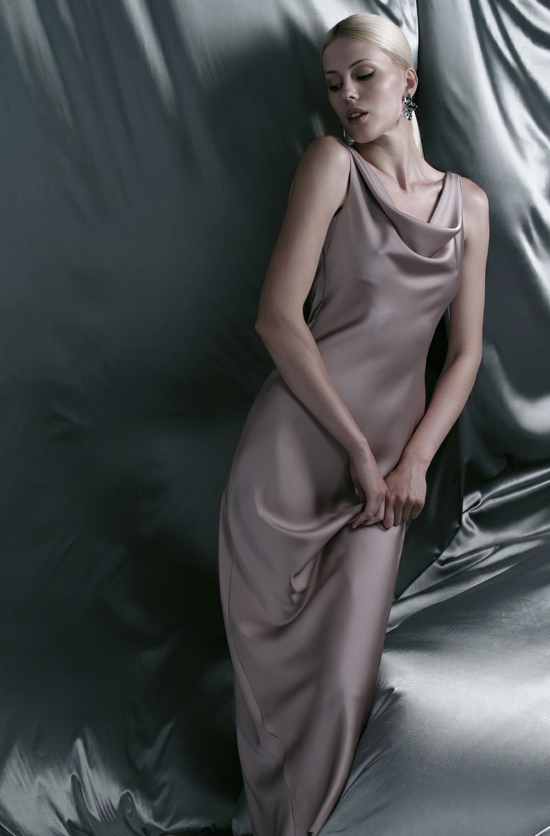 Backless dress, powder