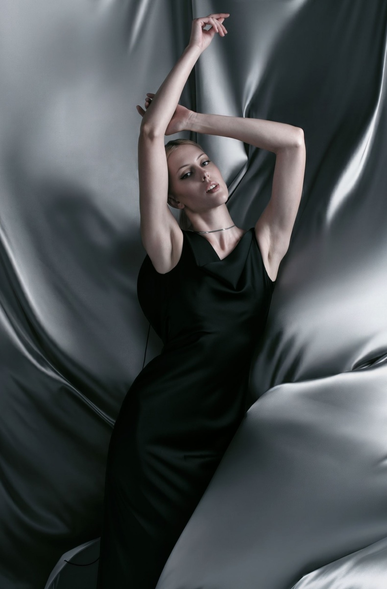 Backless dress, black