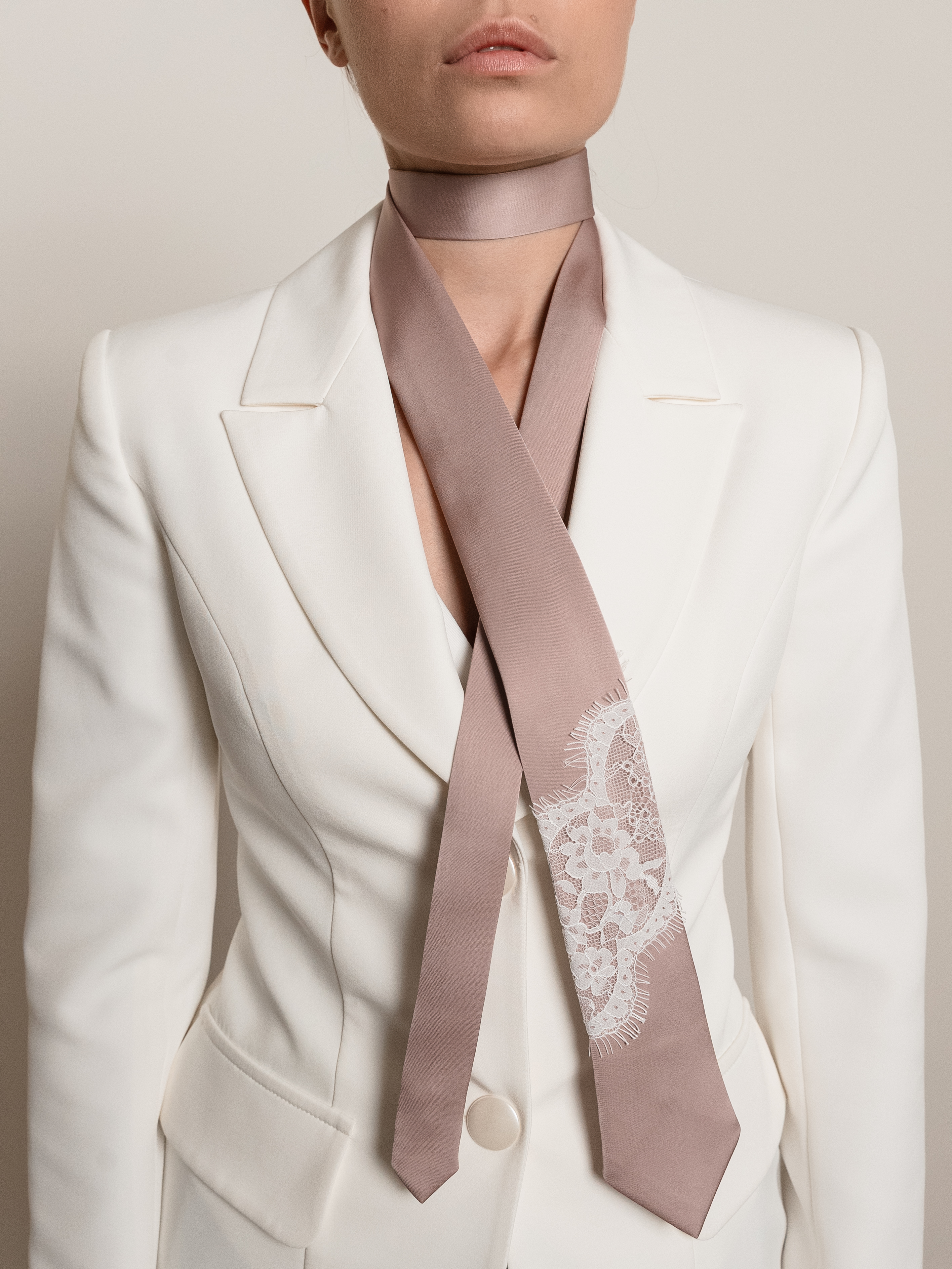 Tie with lace, powder