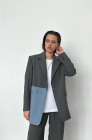 Oversized jacket with blue denim pocket, light grey