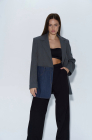 Oversized jacket with dark blue denim pocket, light grey